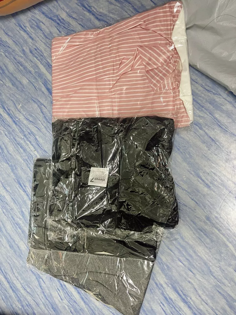 ชุดคุณแม่ตั้งครรภ์ – ลายทางที่ต้องมีในตู้เสื้อผ้า